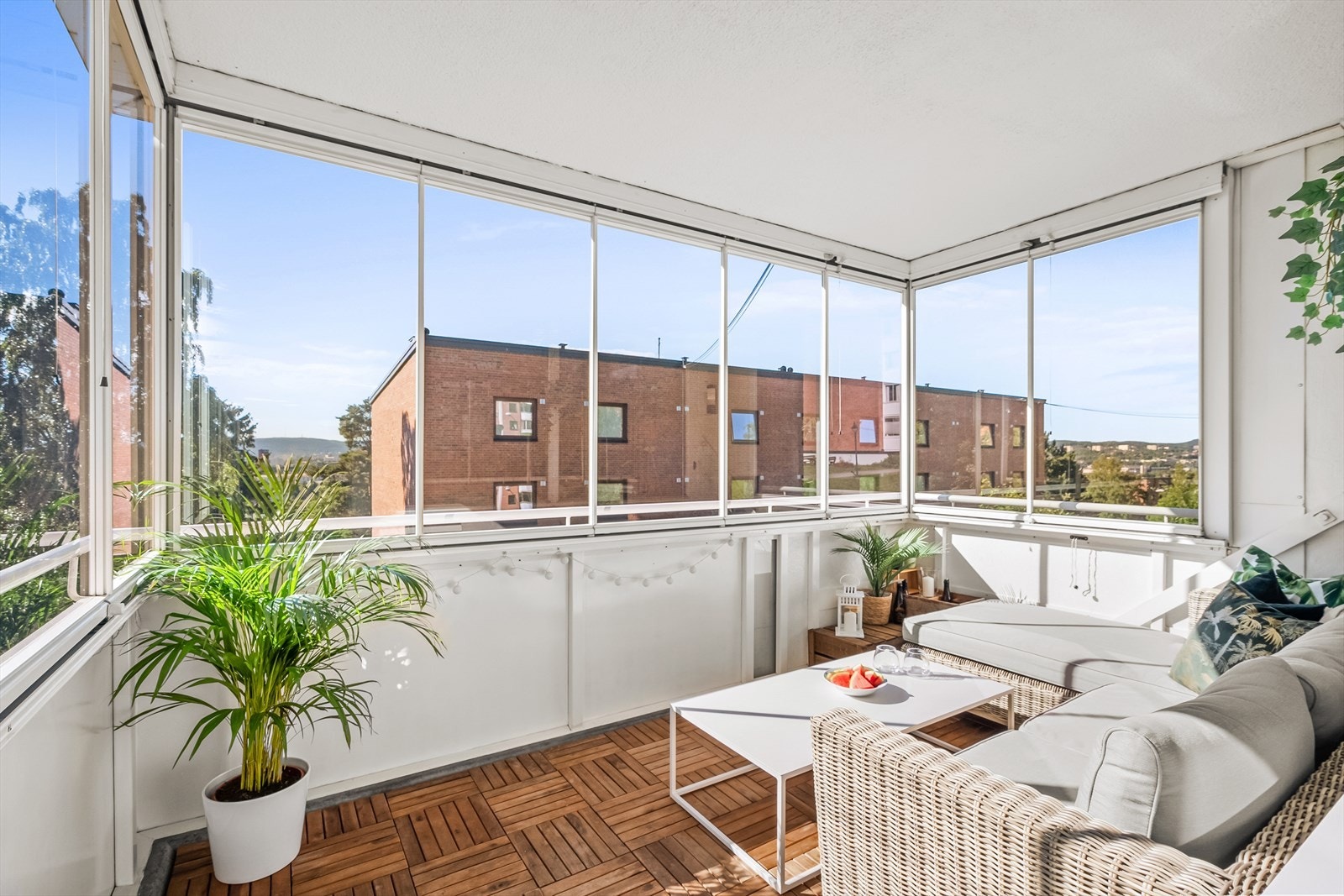 Nordvestvendt balkong på ca 10 m². Balkongen har god plass til utemøbler og ønsket tilbehør som for eksempel grill eller putekasse. Galleribilde