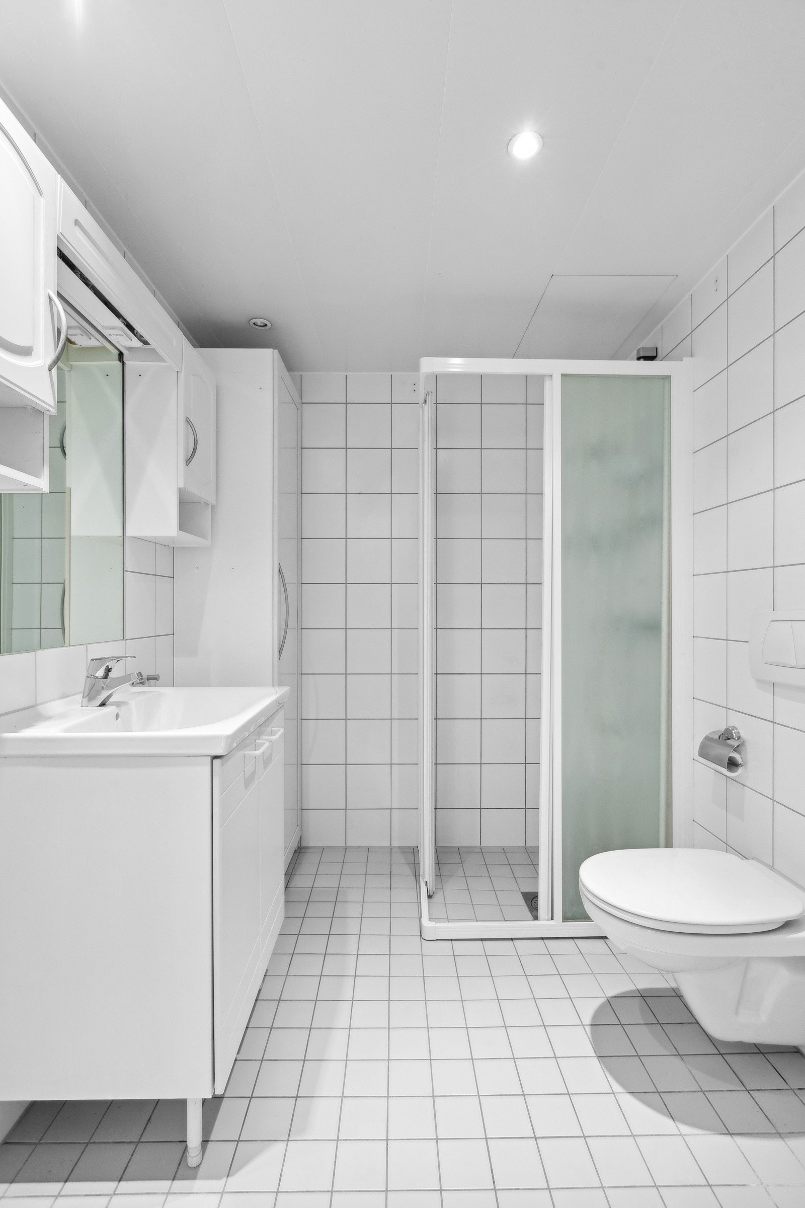 Flislagt bad med varmekabler og downlight Galleribilde