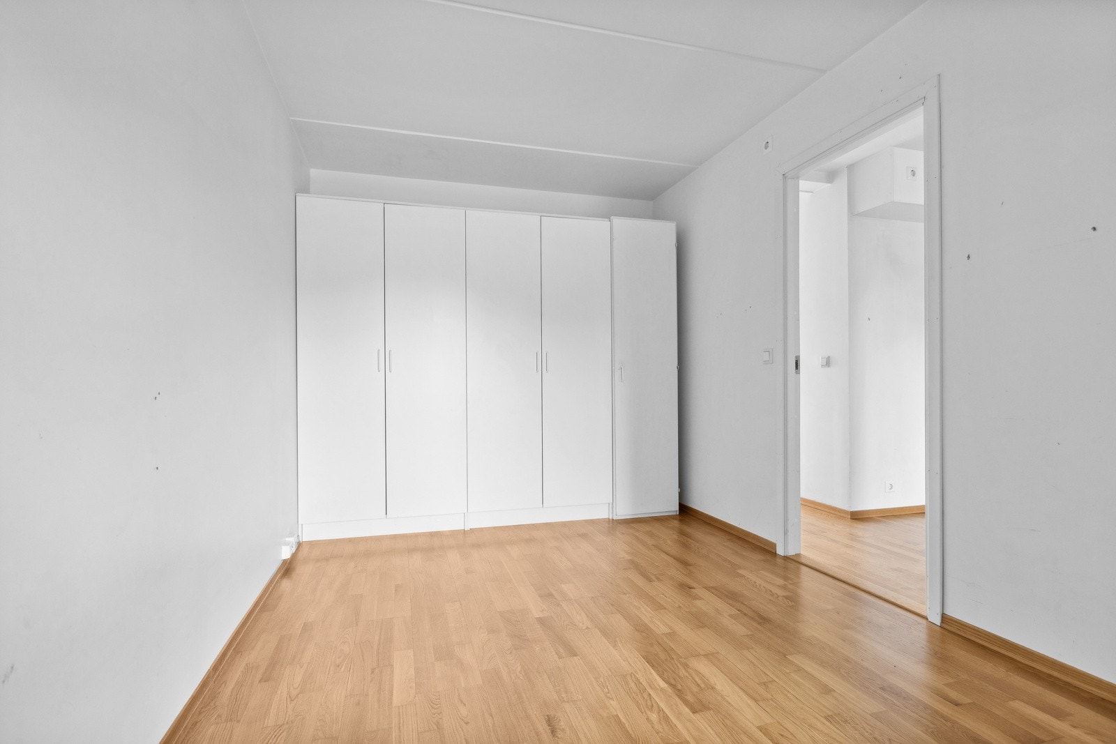 Soverom 1 med garderobeskap Galleribilde