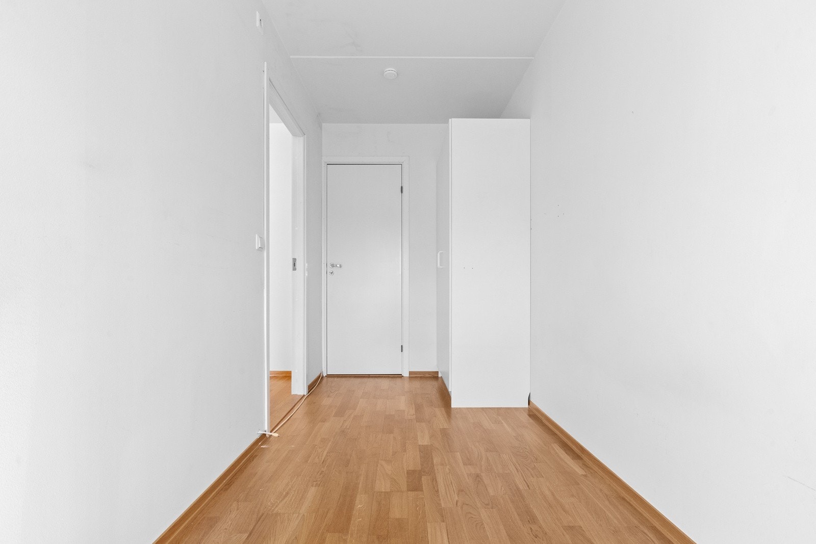Soverom 2 med garderobeskap. Adkomst til praktisk innvendig bod Galleribilde