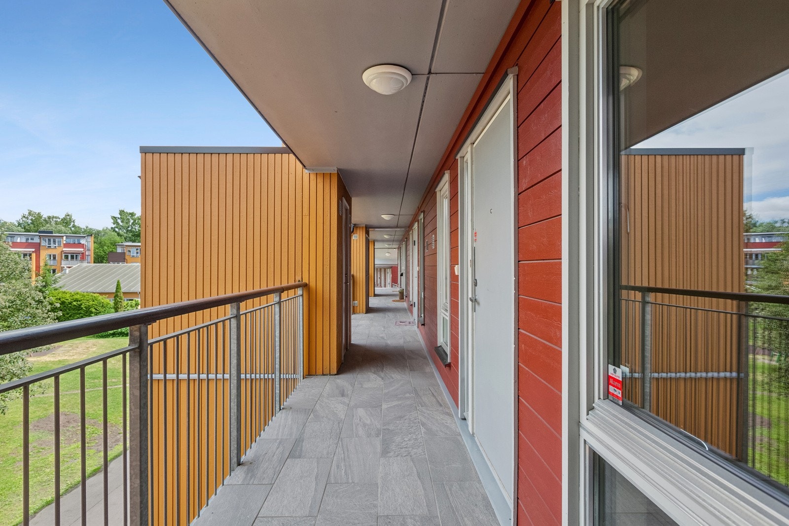 Svalgang med adkomst til leiligheten samt bod Galleribilde