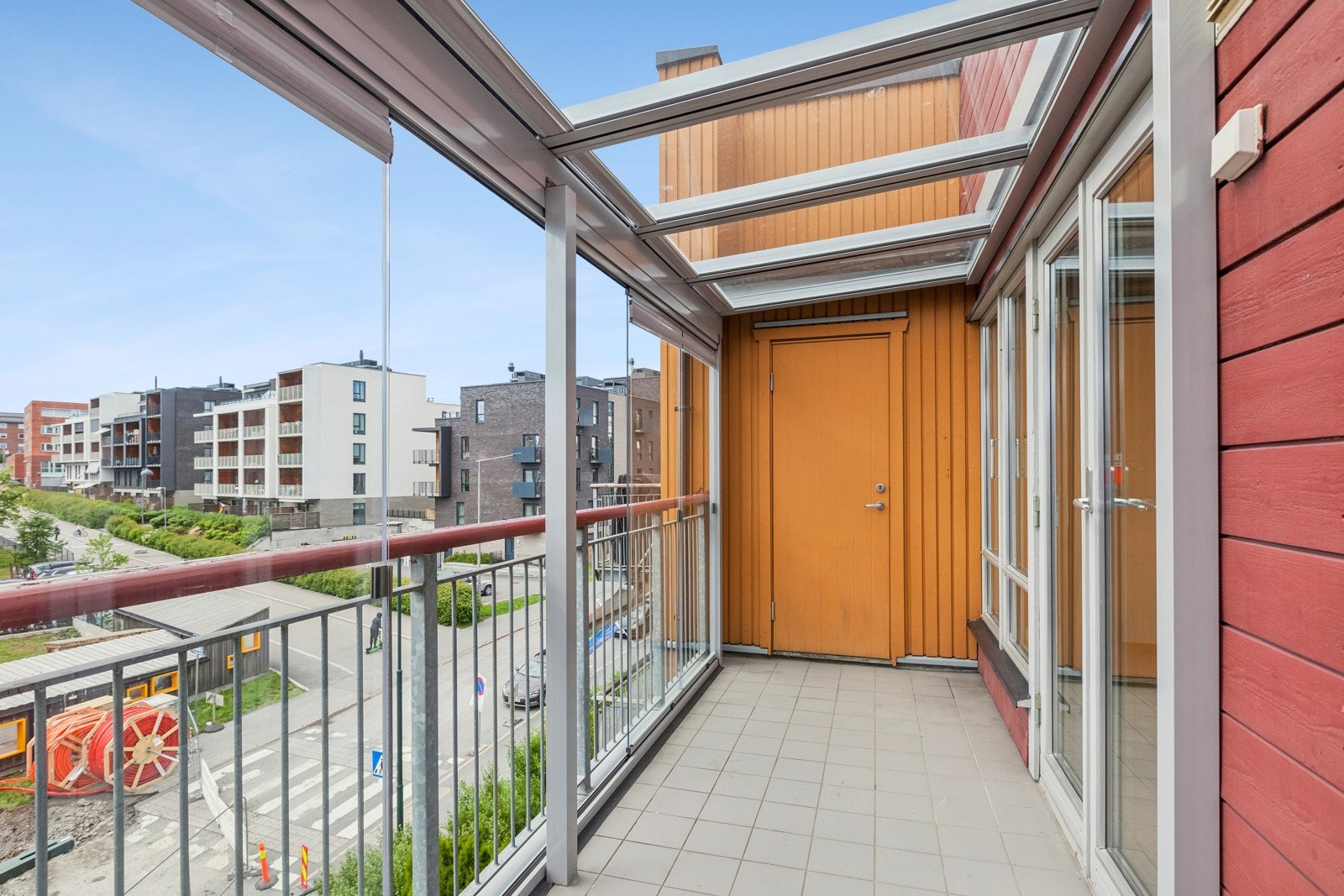 Innglasset balkong i underkant av 8 kvm i vest-sydvestlig retning. Galleribilde