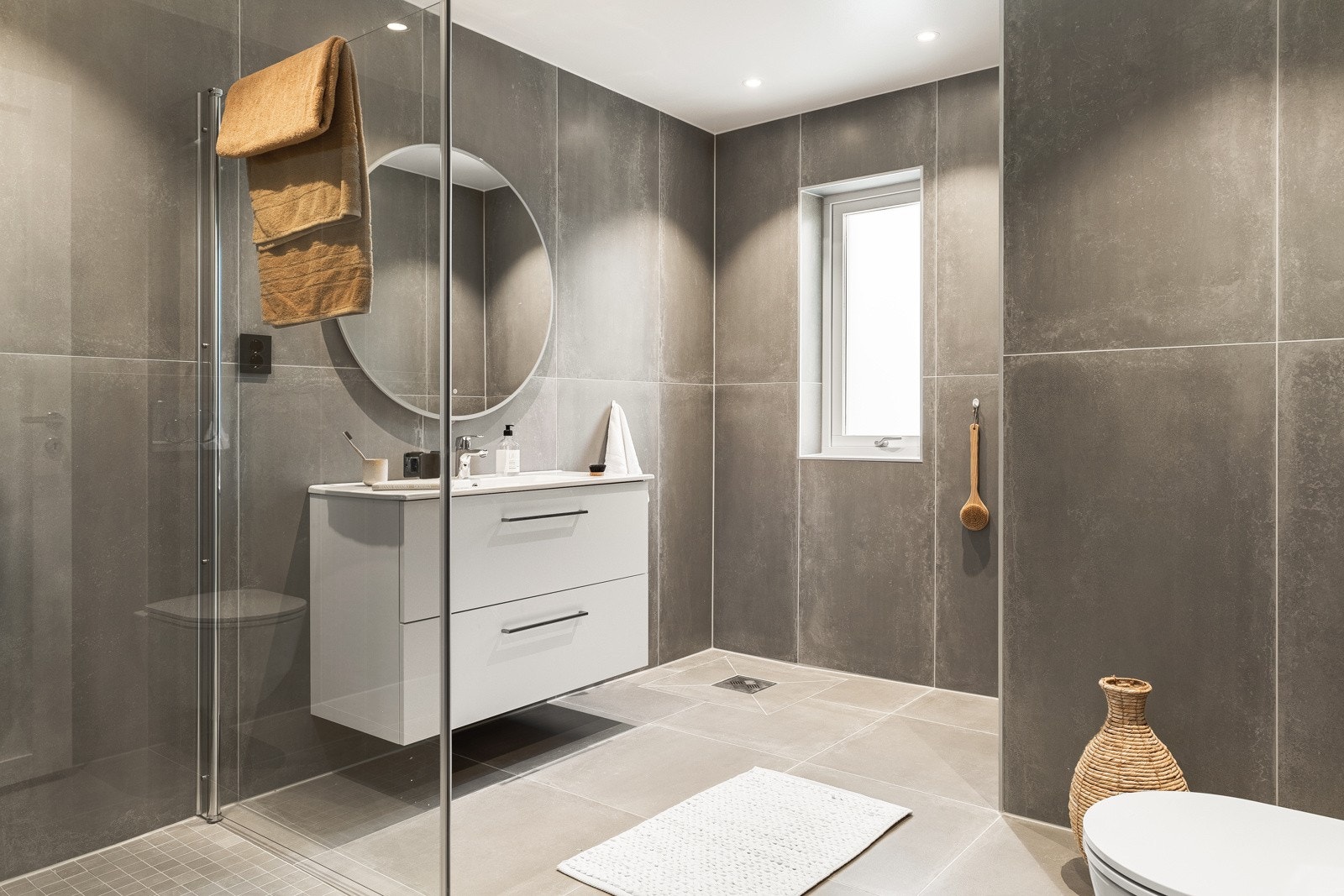 Badet i etasjen har tilknytning til soverommet. Galleribilde