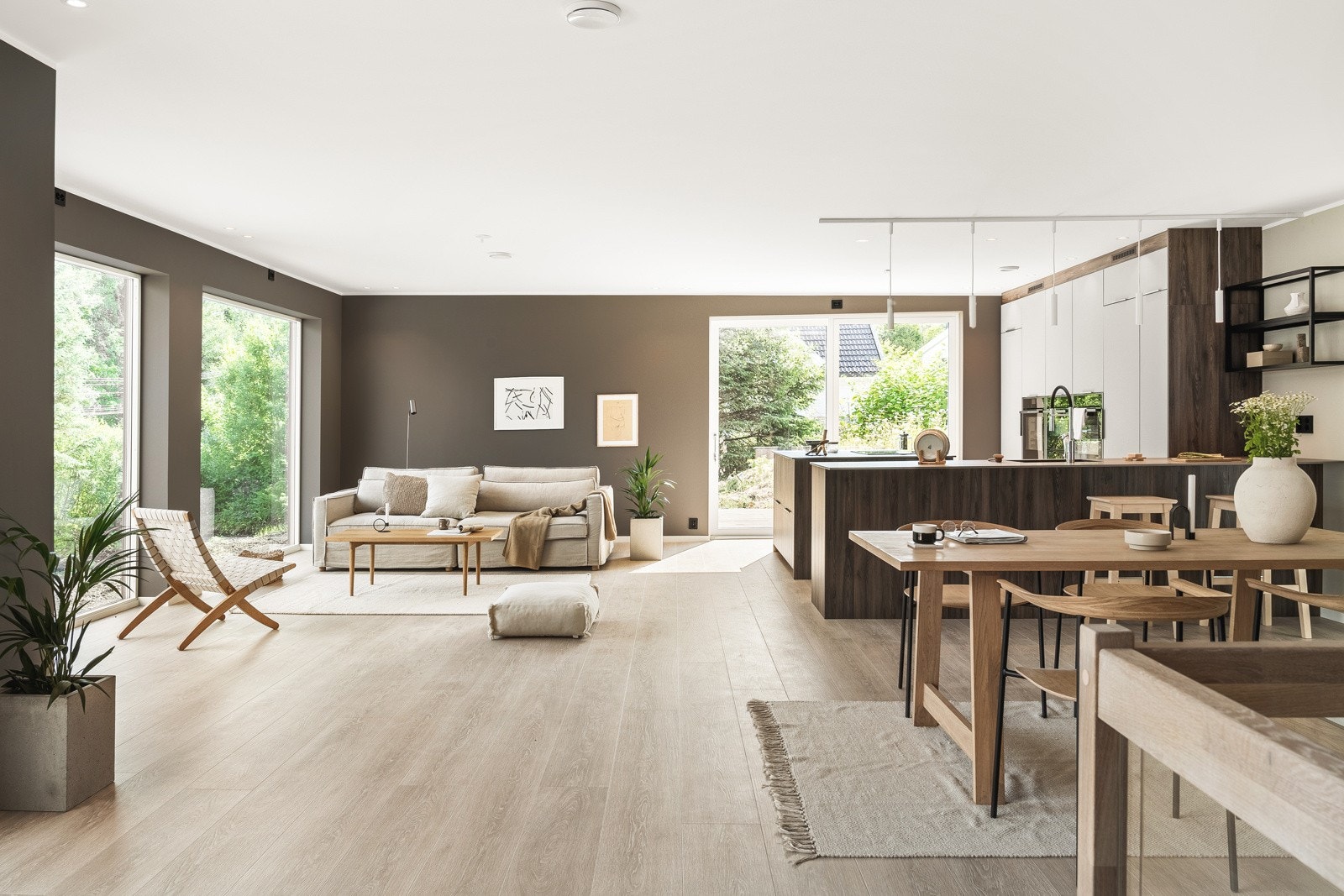 Rommet domineres ellers av store vindusoverflaater som gir rikelig med naturlig lys. Galleribilde