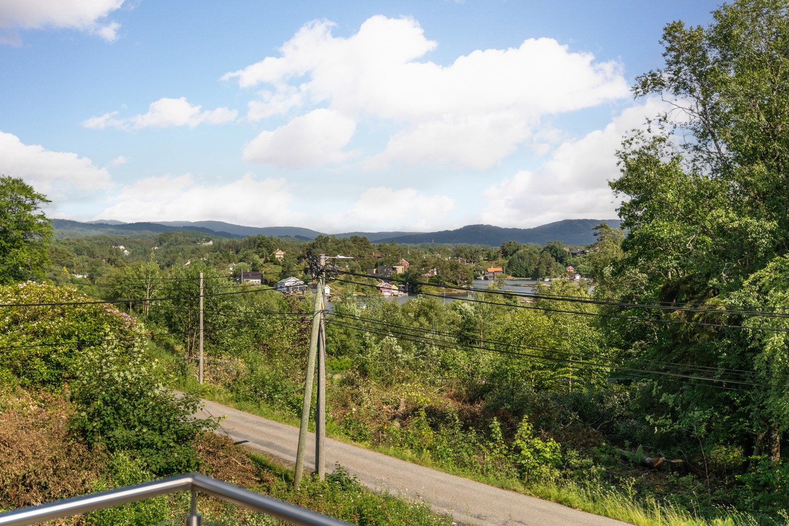 Med en vakker utsikt og nærhet til sjø, er det en ideell beliggenhet for de som elsker natur og ønsker å være omgitt av dens skjønnhet. Galleribilde