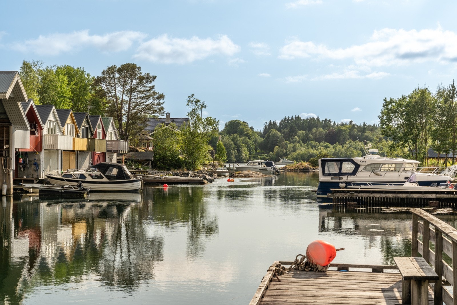 Ønsker du å nyte en sommerdag ved sjøen er det ikke lenger enn en kort spasertur ned til nærmeste havn. Galleribilde