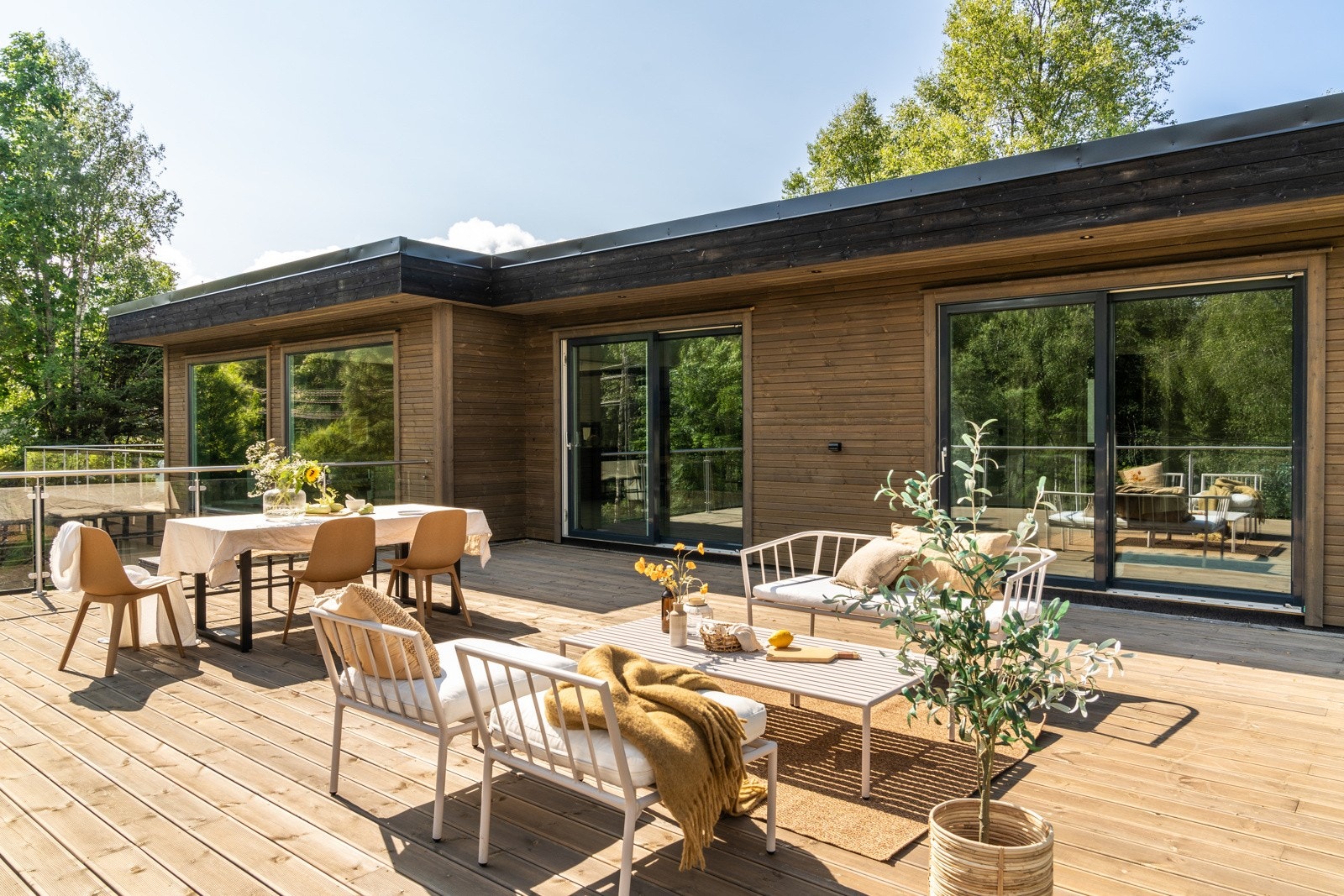 Stor terrasse som er forsterket for Jacucci. Galleribilde