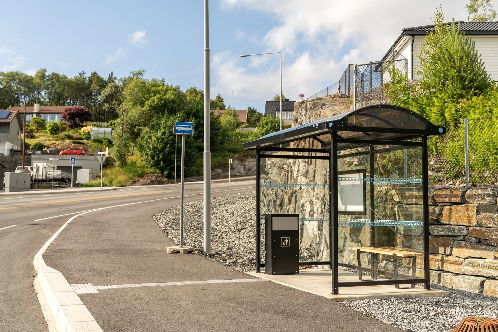Ønsker du å ta kolllektiv transport er det ikke lenger enn en liten spasertur til nærmeste bussholdeplass. Galleribilde