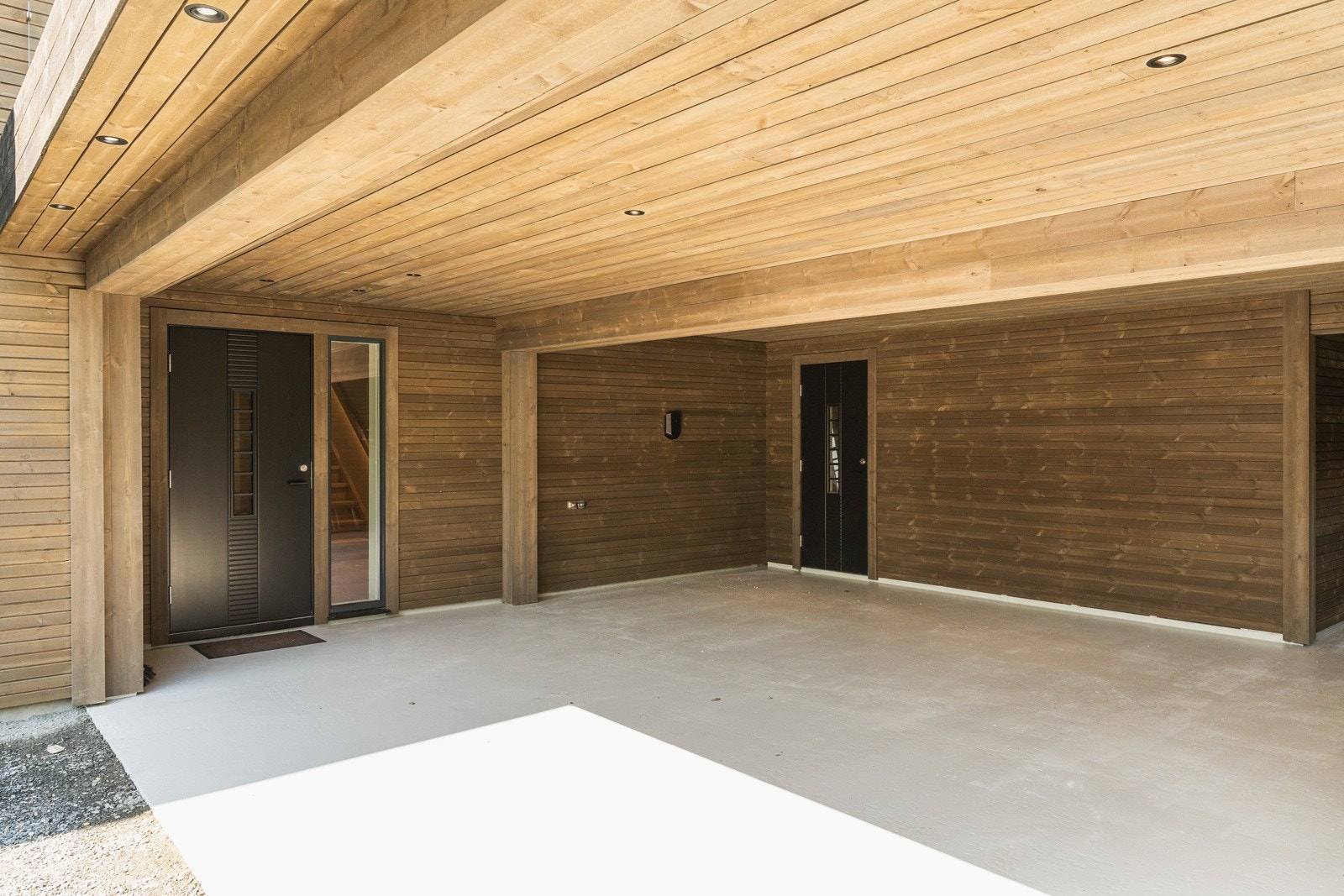 Boligen er utstyrt med dobbel carport av god størrelse. Rikelig med parkeringsplass. Galleribilde