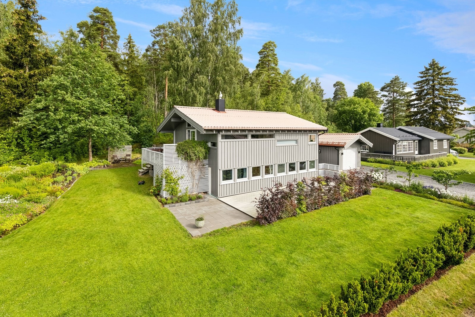 Hagen er meget pent opparbeidet med flotte bed, steinlagte gangbaner og drivhus. Galleribilde