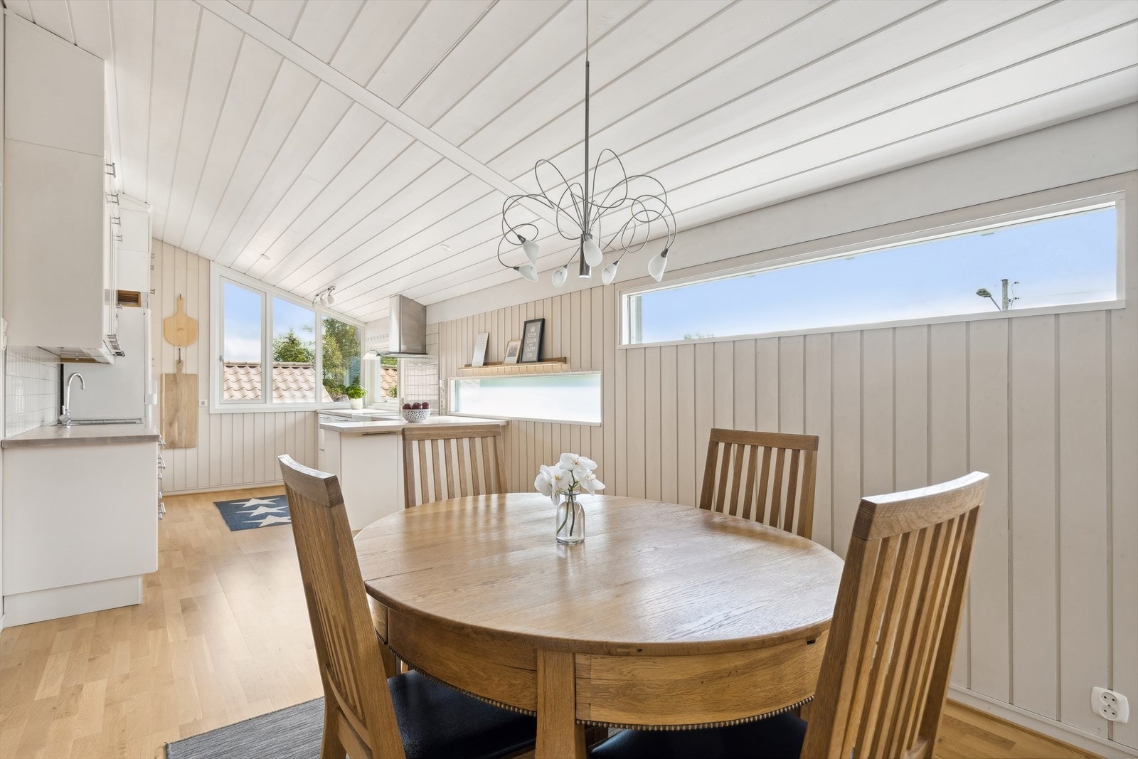 Det er avsatt plass til ønsket spisegruppe, med god plass til flere gjester. Galleribilde