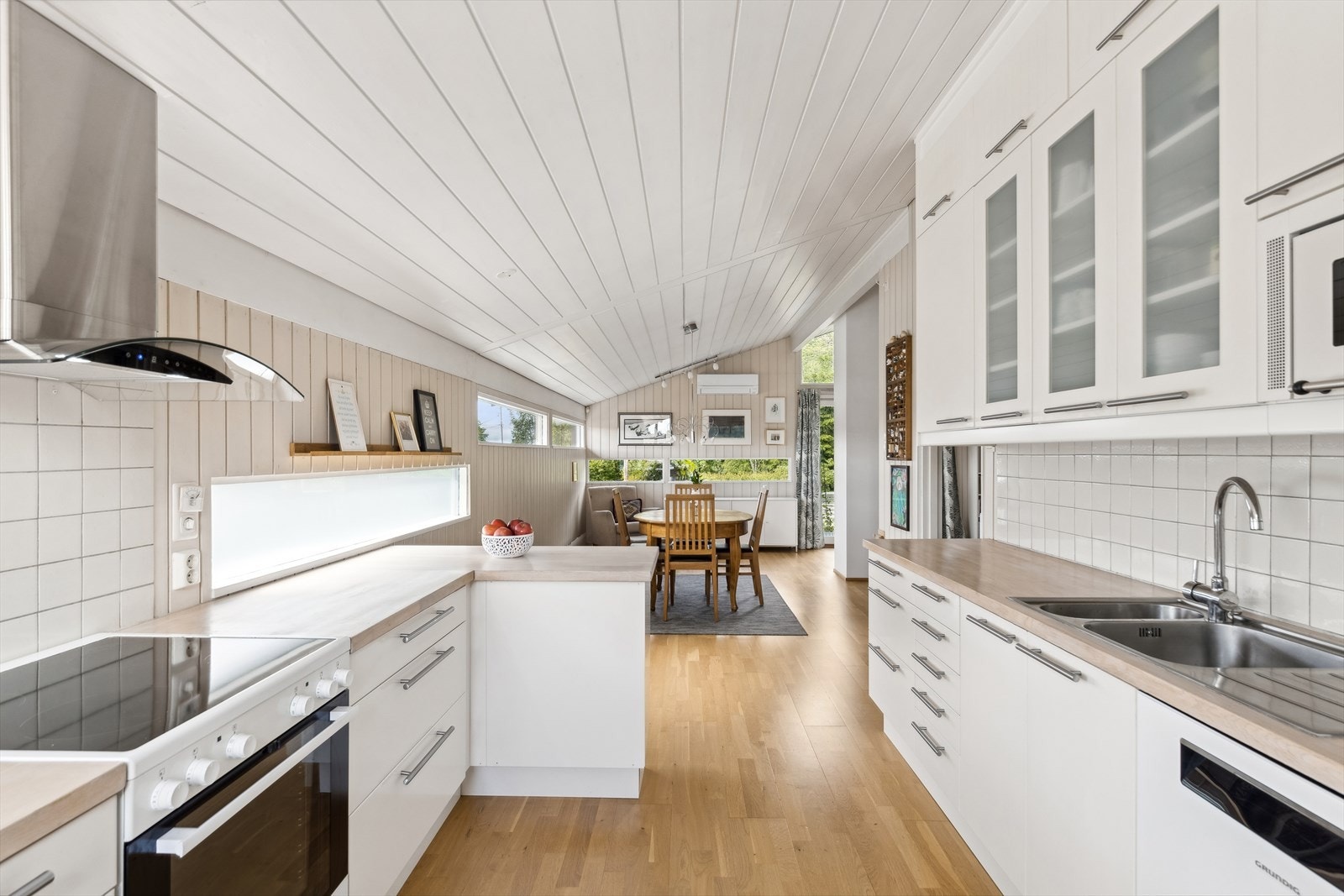 Kjøkkenet er utstyrt med integrert mikrobølgeovn. Galleribilde