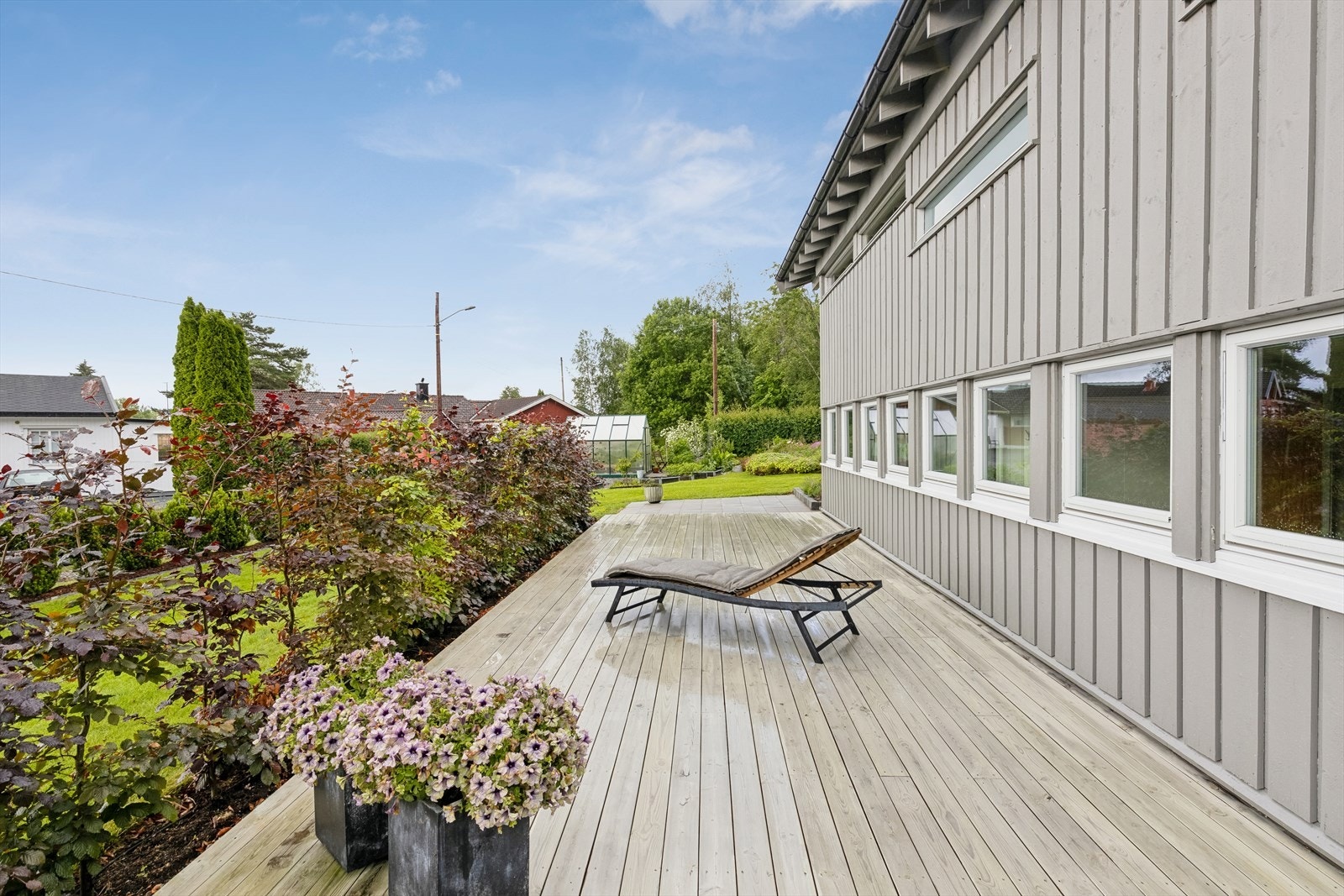 Videre er det vestvendt terrasseplatting på ca. 40 kvm med videre tilgang til hagen. Galleribilde