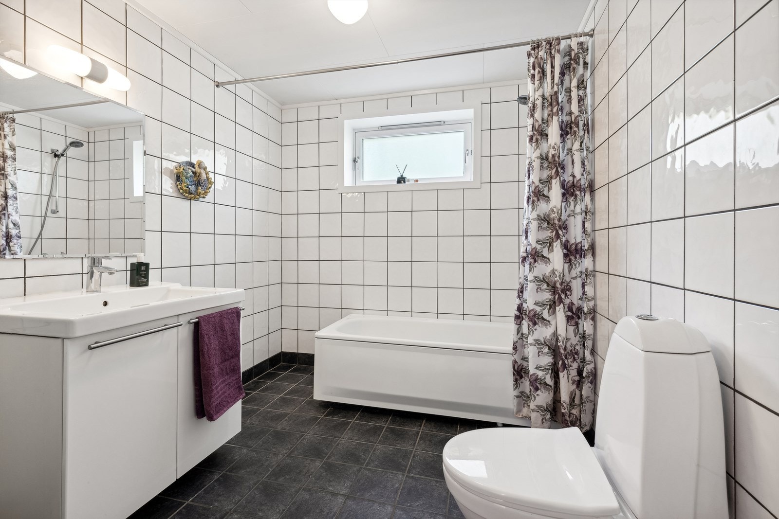 Badet i underetasjen har flislagte overflater. Det er lagt elektriske varmekabler i gulvet. Galleribilde