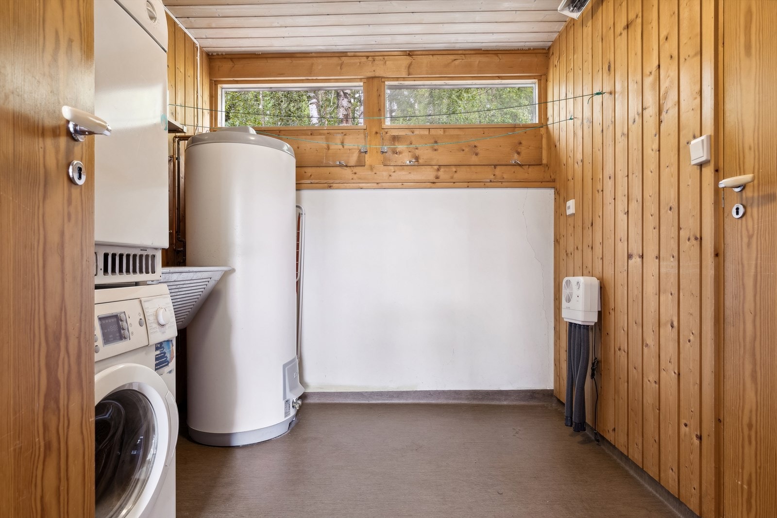 Vaskerom i underetasje med opplegg for vaskemaskin. Galleribilde