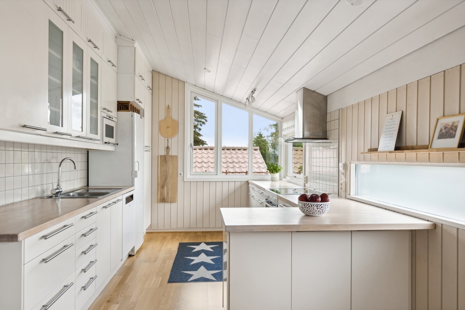 Kjøkken med åpen løsning mot stue, hvor det er plass til spisegruppe. Galleribilde