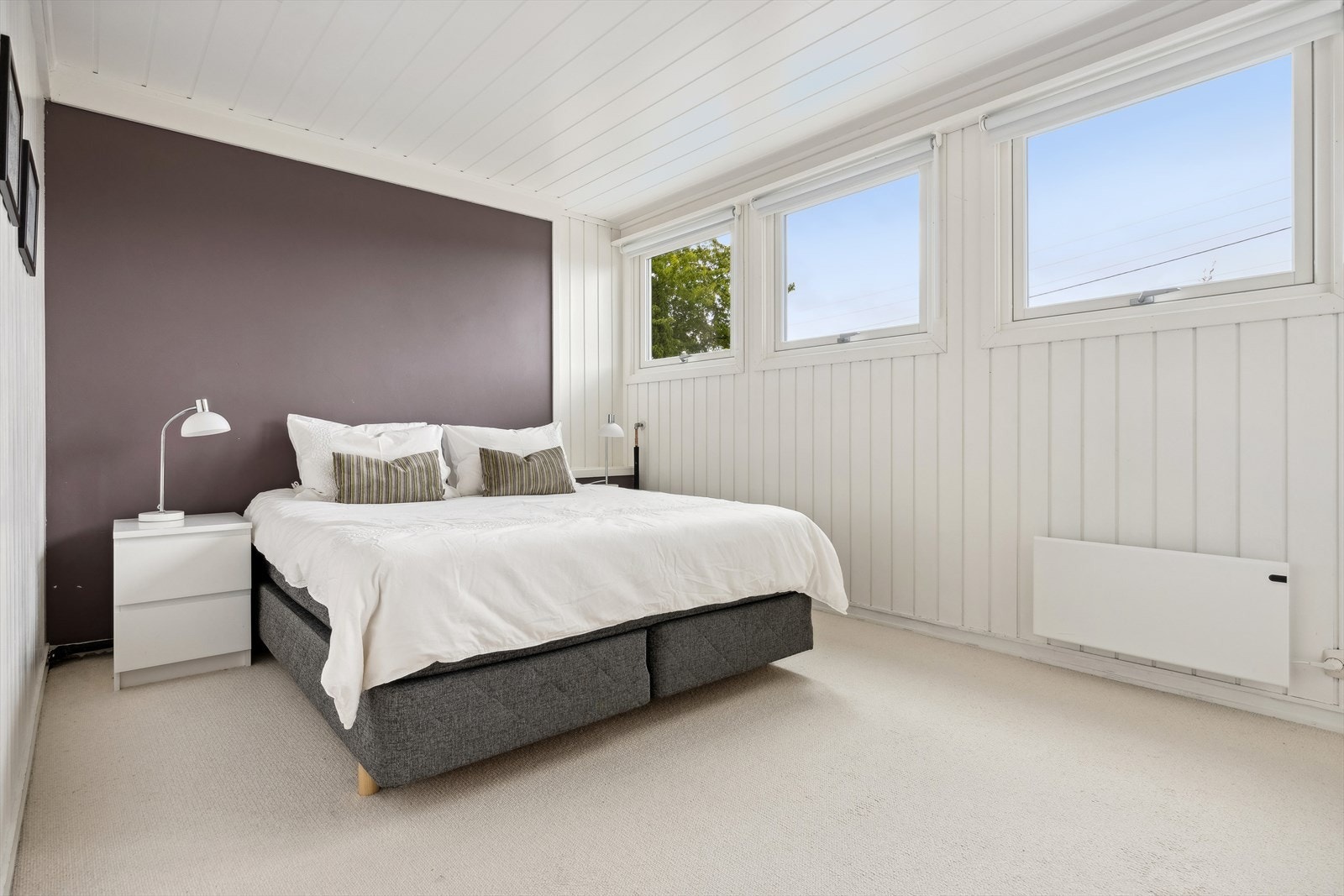 Soverommene er romslige og med plass til seng, nattbord og garderobeløsning. Galleribilde