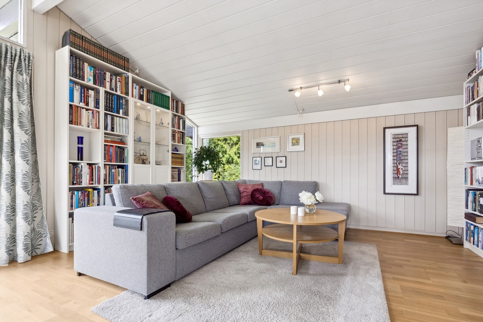 Boligen har en romslig stue med god plass til ønsket møblement. Galleribilde