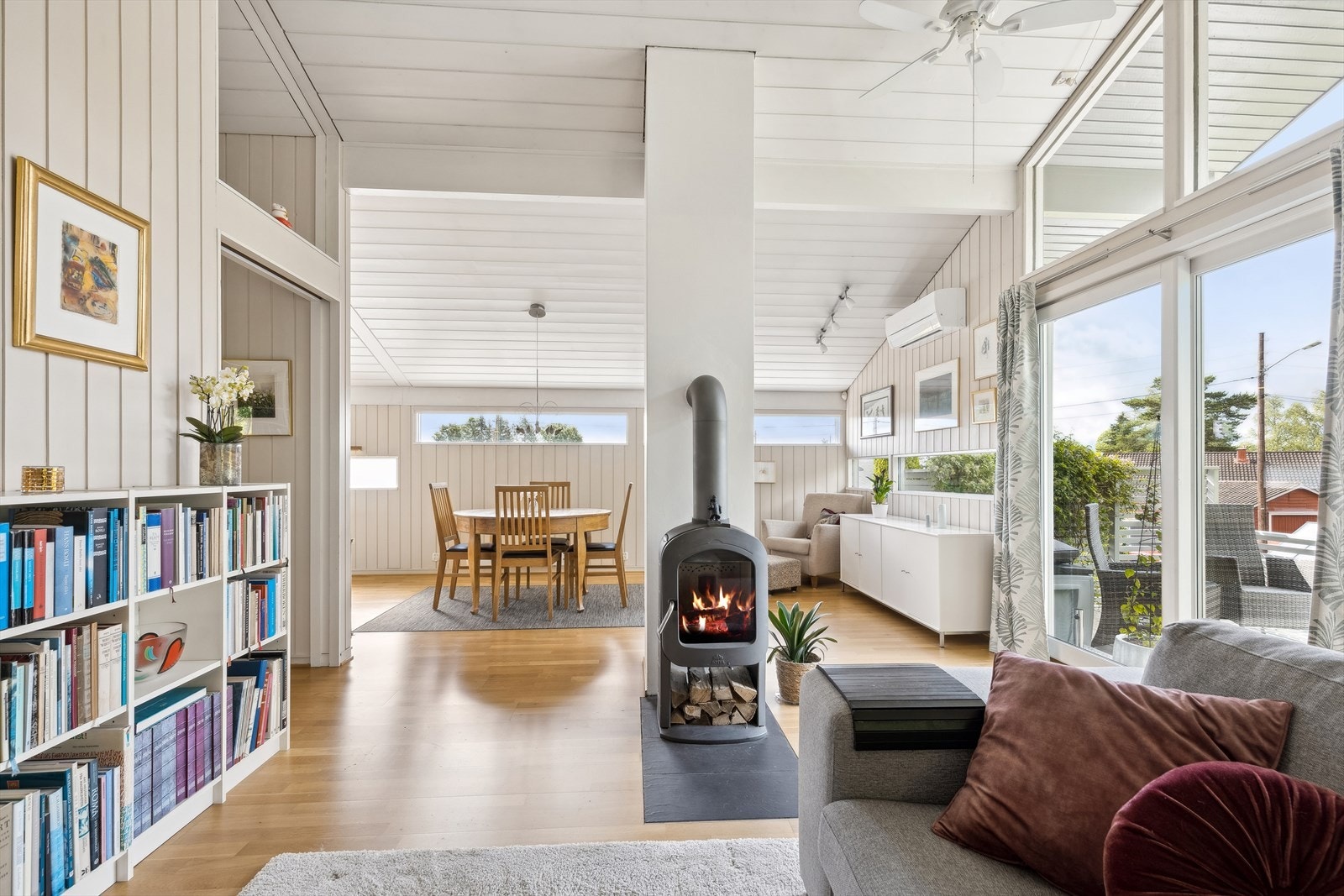 I stuen er det en trivelig vedovn som bidrar til en lun og koselig atmosfære. Galleribilde