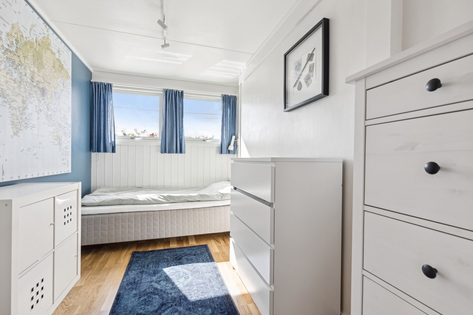 De 3 øvrige soverommene er praktisk plassert i underetasjen. Galleribilde