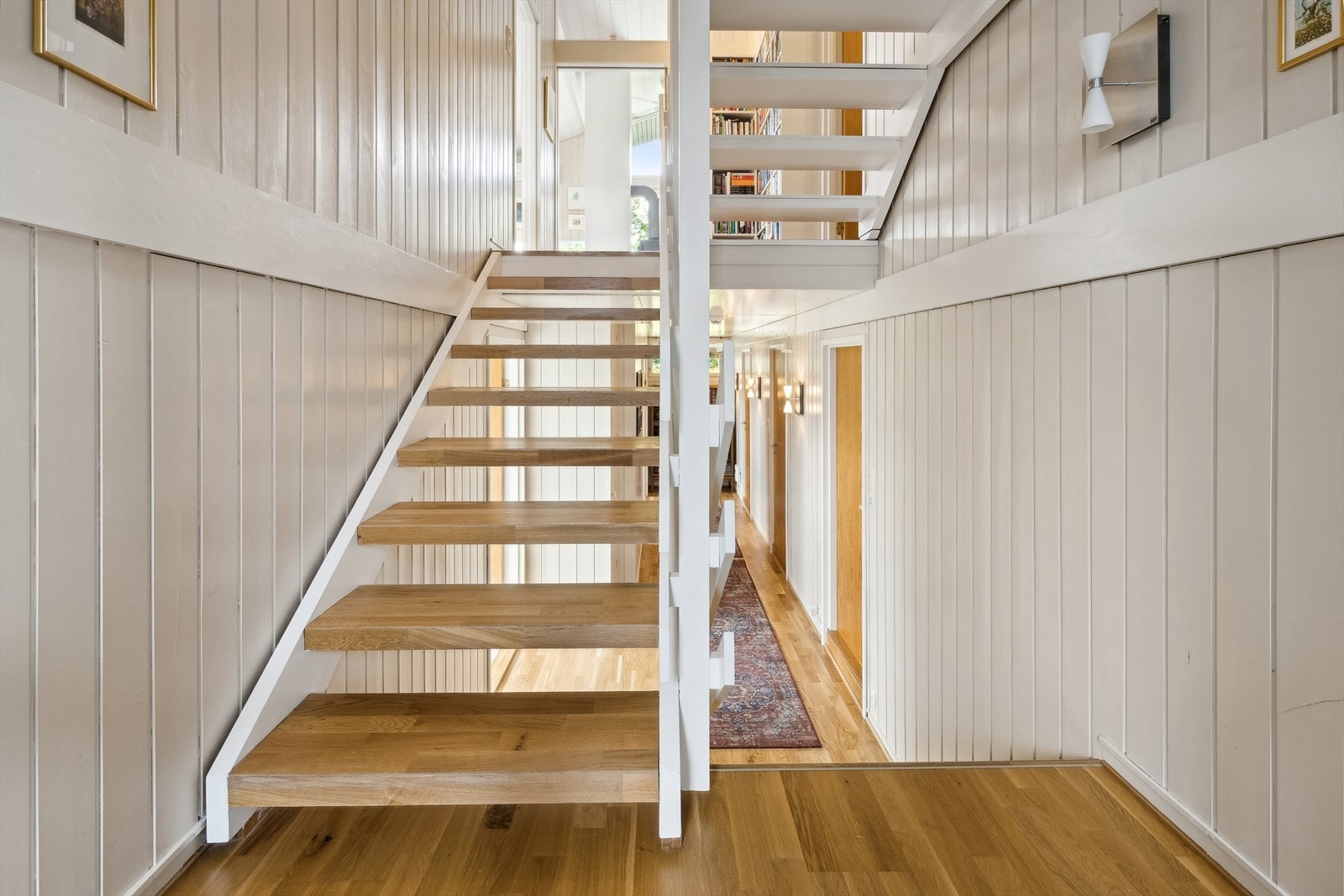 Fra entréen kan du gå videre opp til stue og kjøkken. Galleribilde