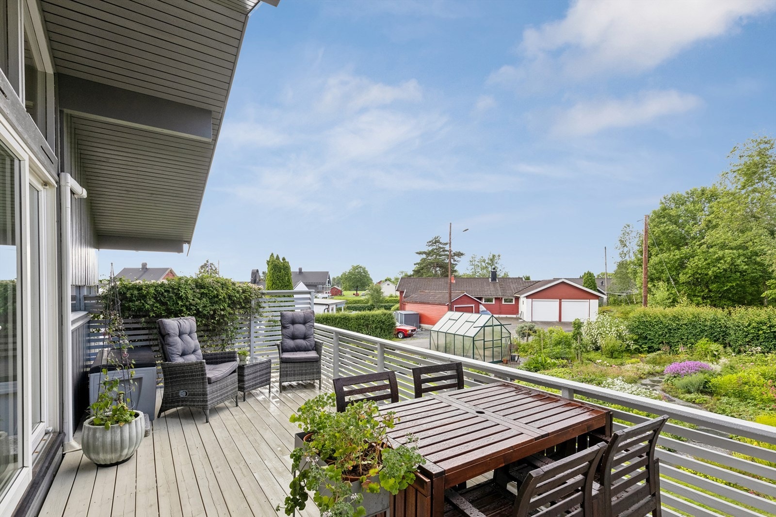 Videre fra stuen er det utgang til en romslig veranda på ca. 18 kvm. Galleribilde