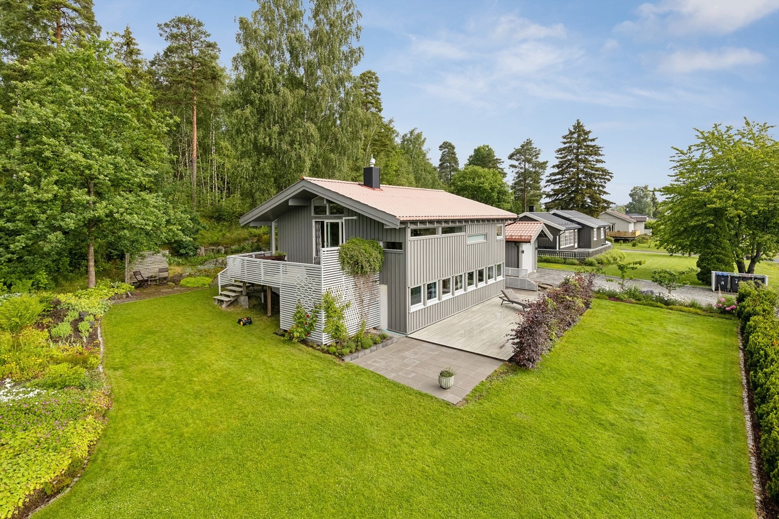 Eiendommen ligger i et rolig og barnevennlig område, innerst i blindvei. Galleribilde