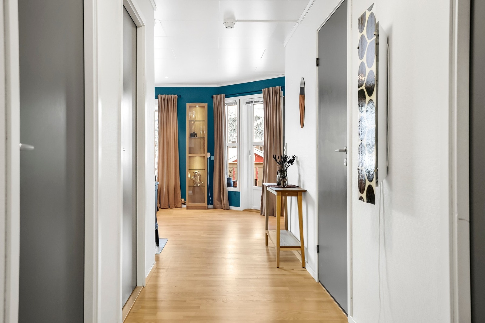 Gangen strekker seg ut i stuen. Galleribilde