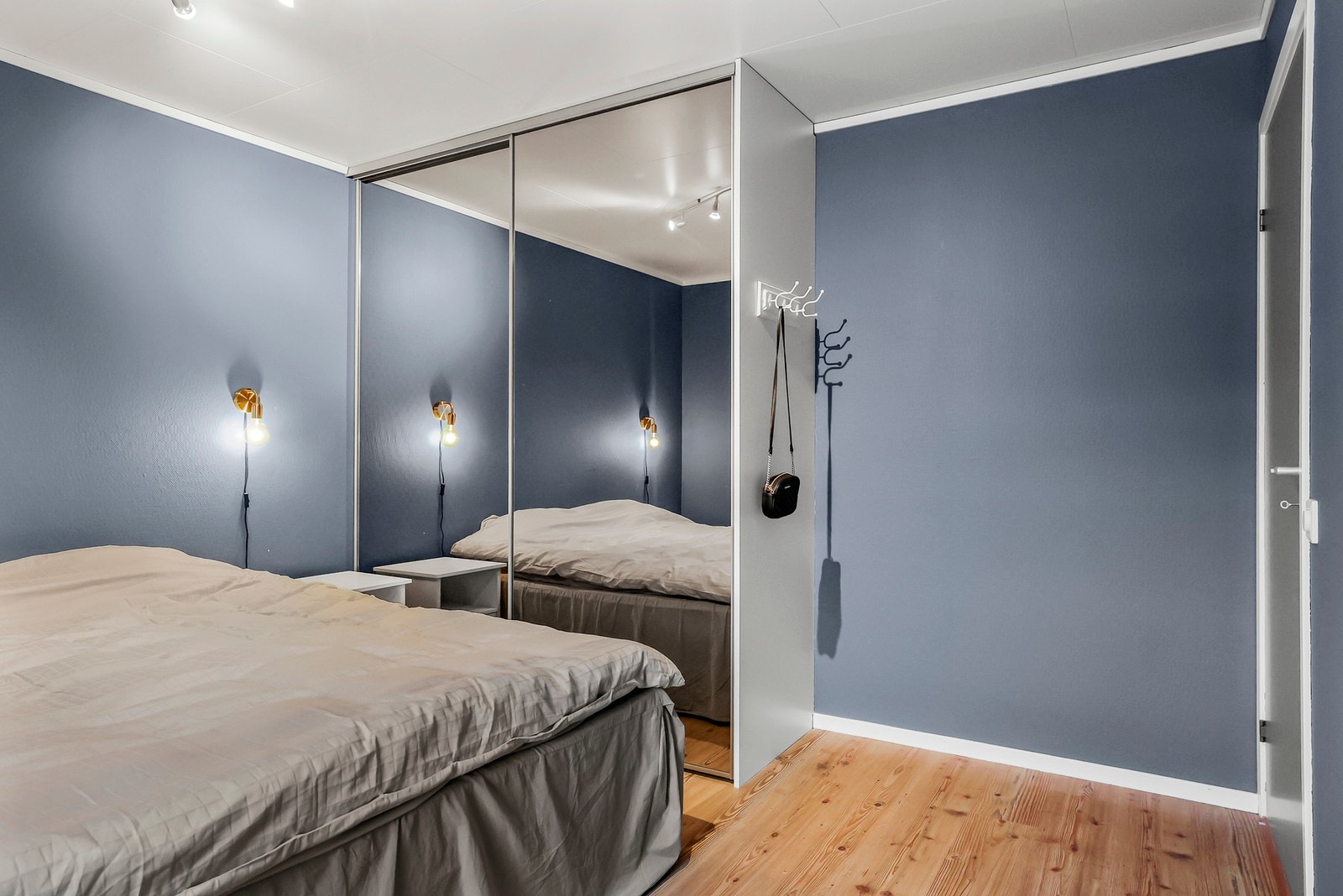 Skyvedørsgarderobe med plass til oppbevaring. Galleribilde