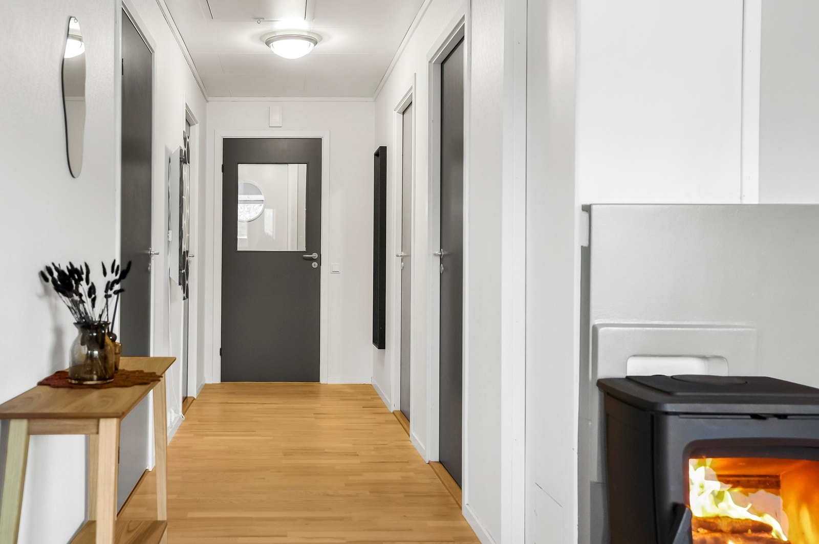 Soverommene ligger på hver sin side av gangen. Galleribilde