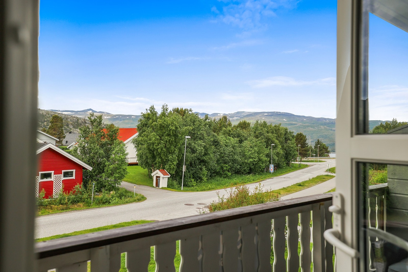 Det er utgang til balkong fra stuen. Galleribilde