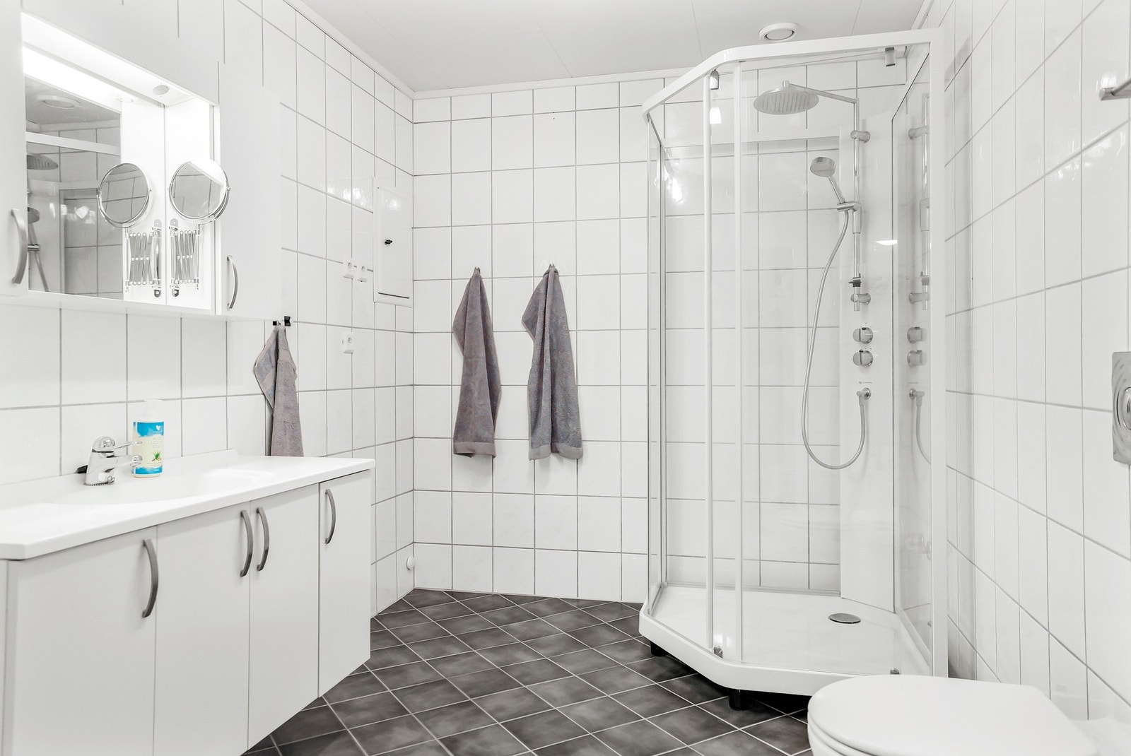 Badet er flislagt og av fin størrelse. Galleribilde