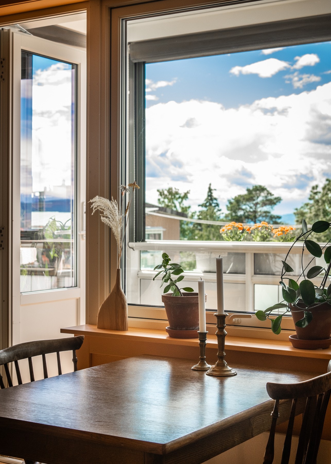 Spisebordet finner sin naturlige plass ved det store vinduet. Galleribilde