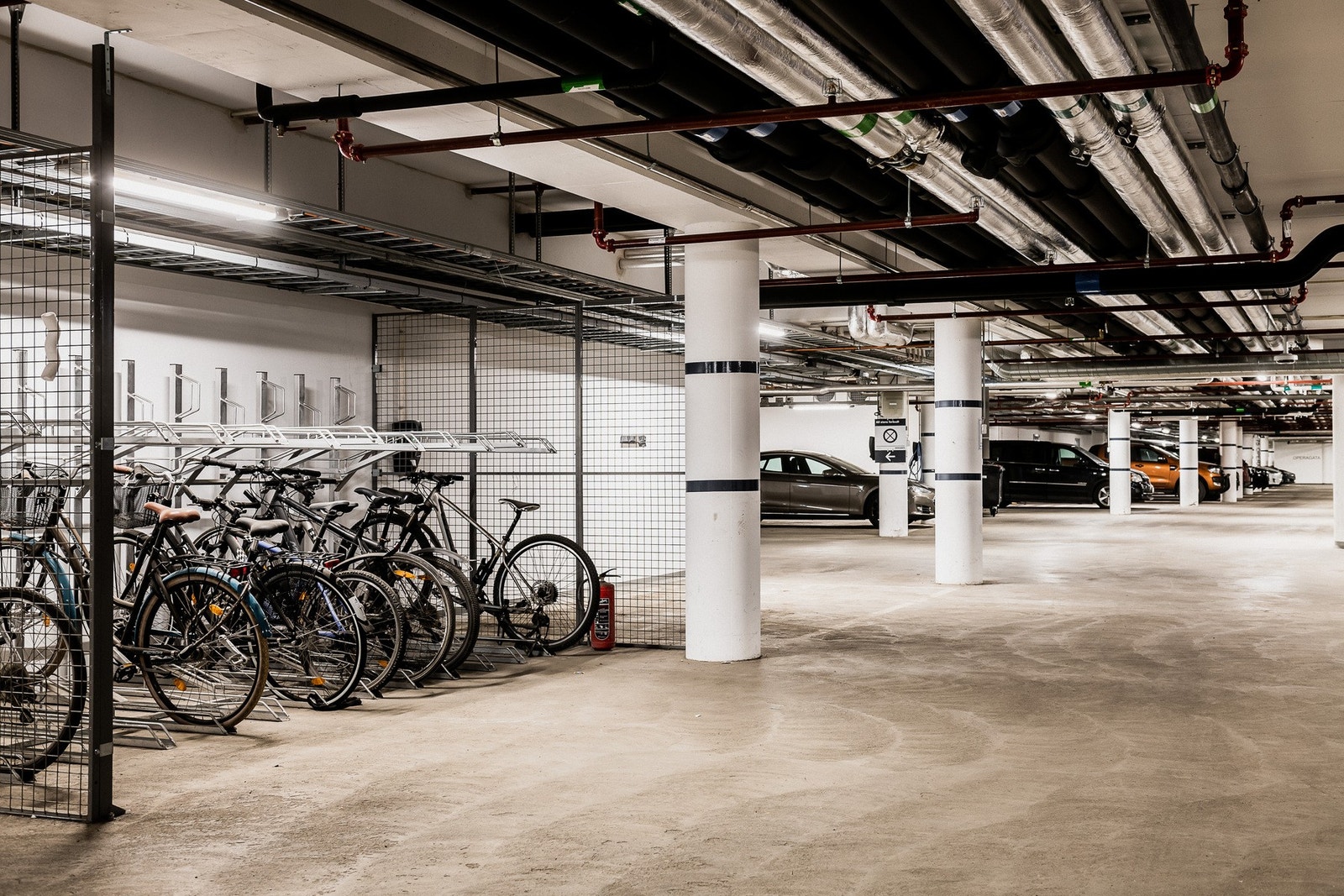 Garasjeplass med el-bil lader og innendørs sykkelparkering. Galleribilde