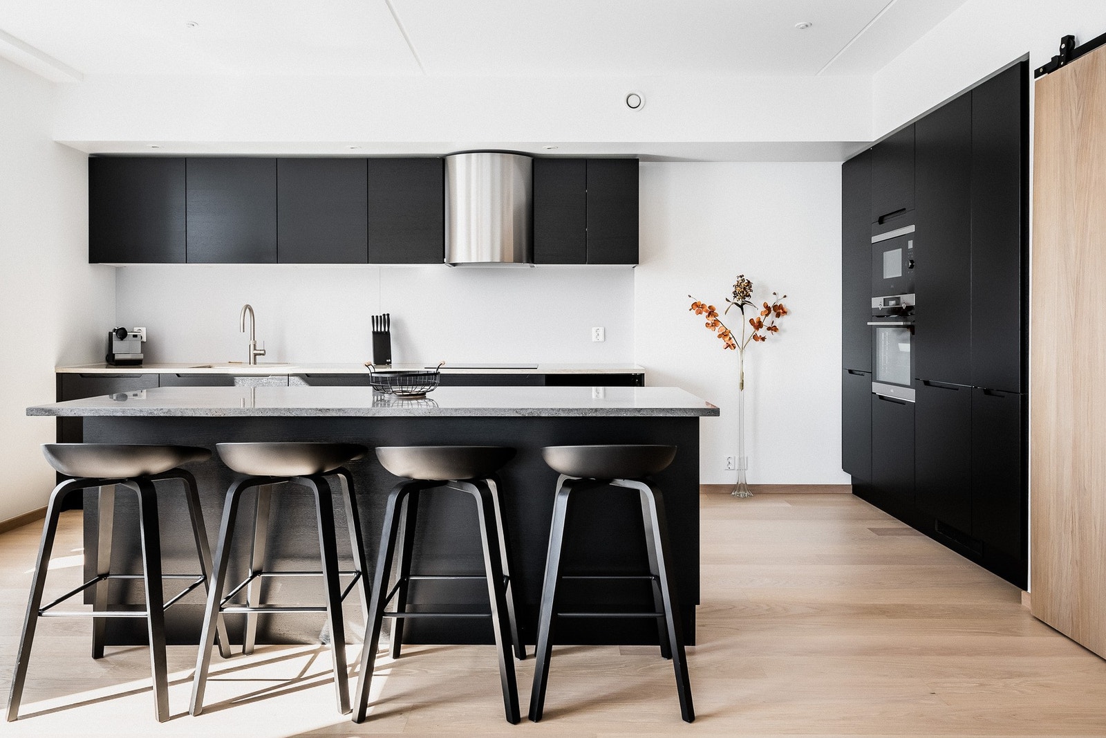 Praktisk kjøkkenøy med sitteplass. Galleribilde