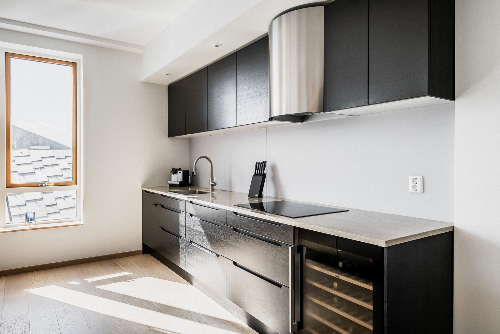 Mørke fronter og stilren benkeplate av kompositt. Galleribilde