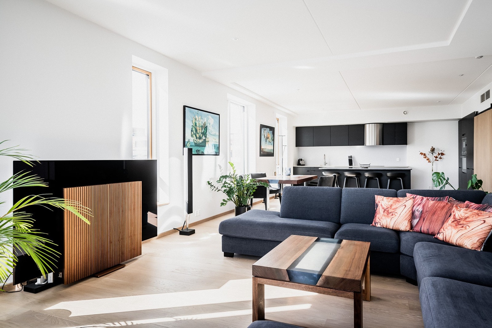 Lys og romslig sosial sone. Galleribilde