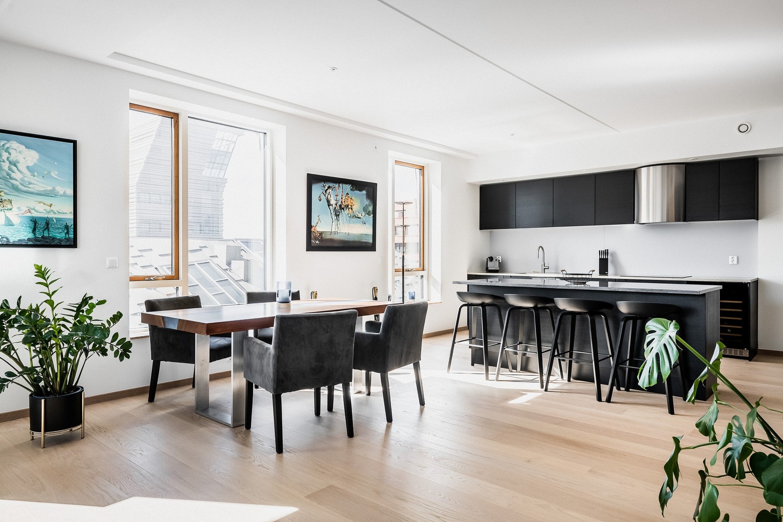 Parkett av eik og lyse veggtoner. Galleribilde