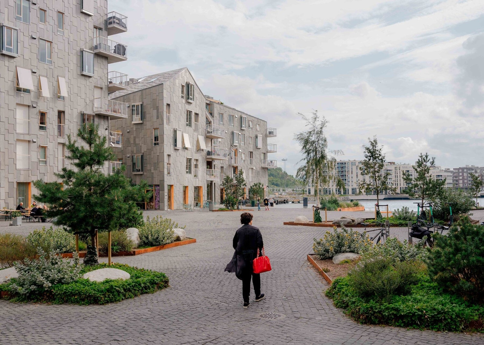 Dekorativ beplantning mellom bygårdene. Galleribilde