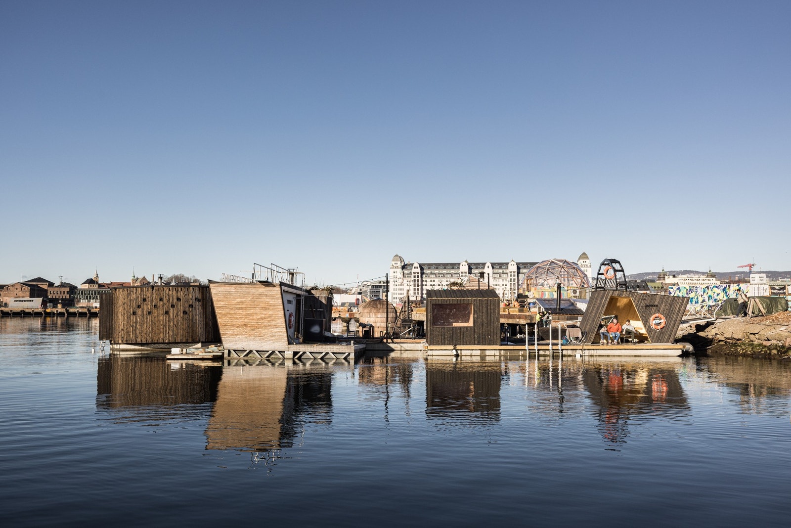 Nærhet til badeplasser og hyggelige rekreasjonsområder ved fjorden. Galleribilde