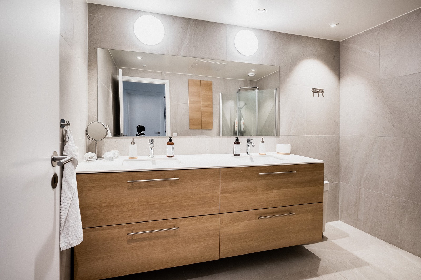 Hovedbaderom med dobbelservant og integrert speil. Galleribilde