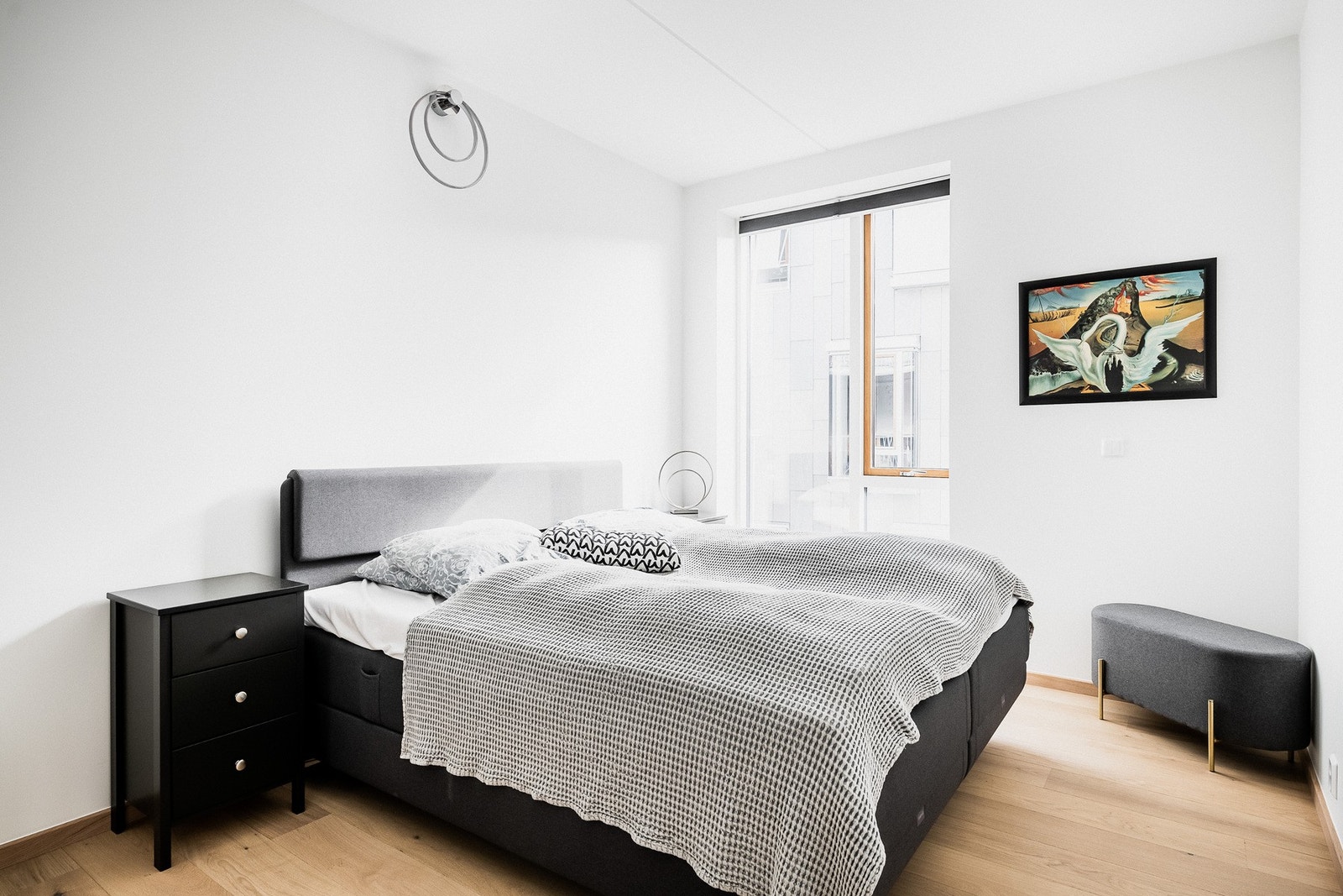 Lyst og romslig hovedsoverom. Galleribilde