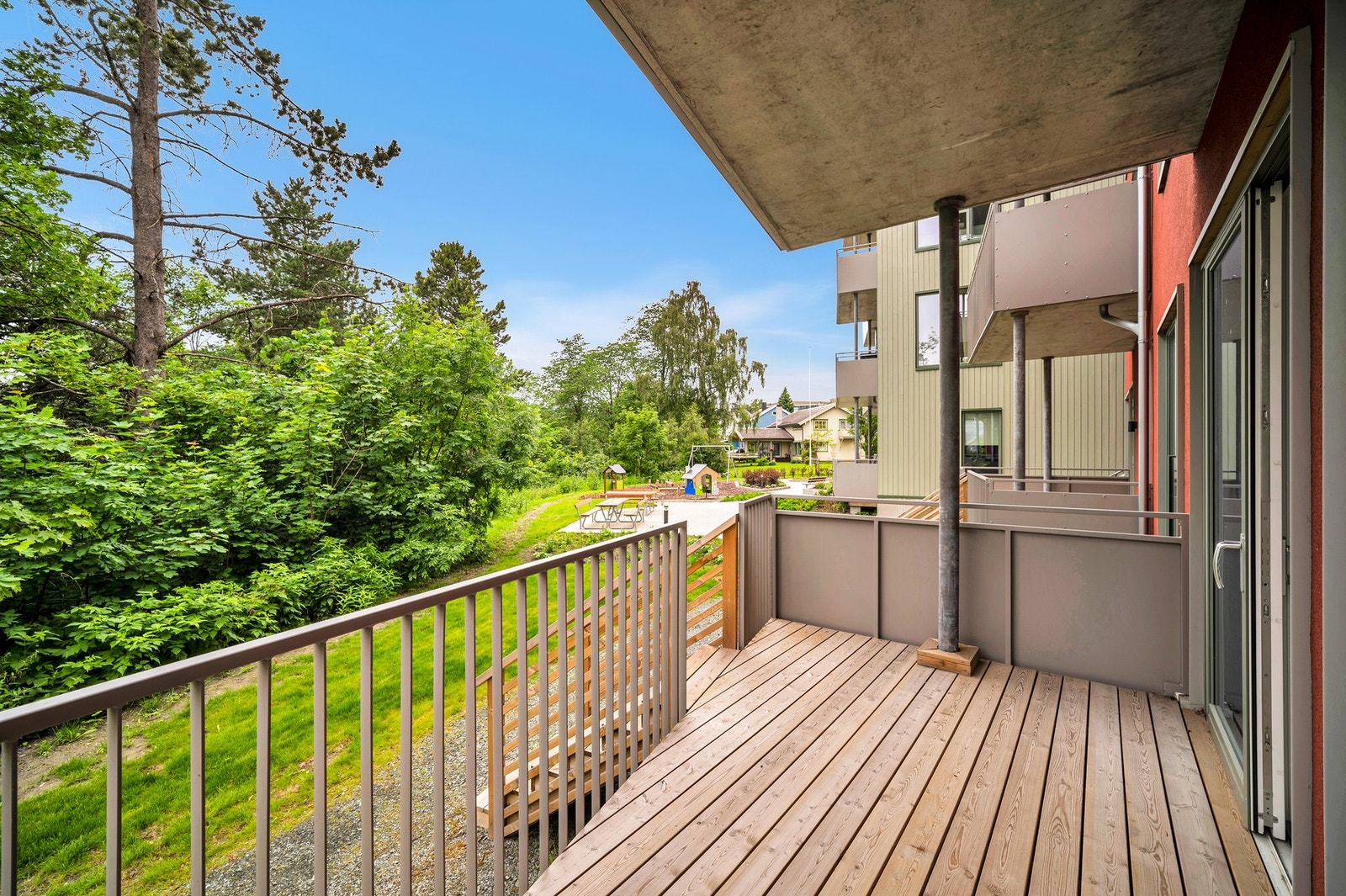 Fra stuen har man utgang til en vestvendt balkong. Galleribilde