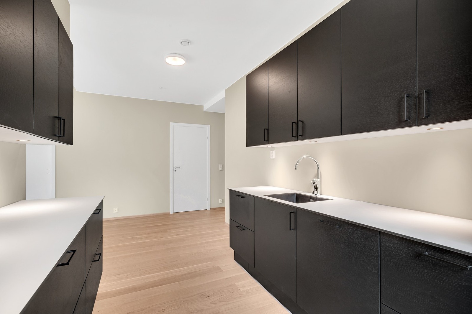 Stilrent kjøkken med integrerte hvitevarer. Galleribilde