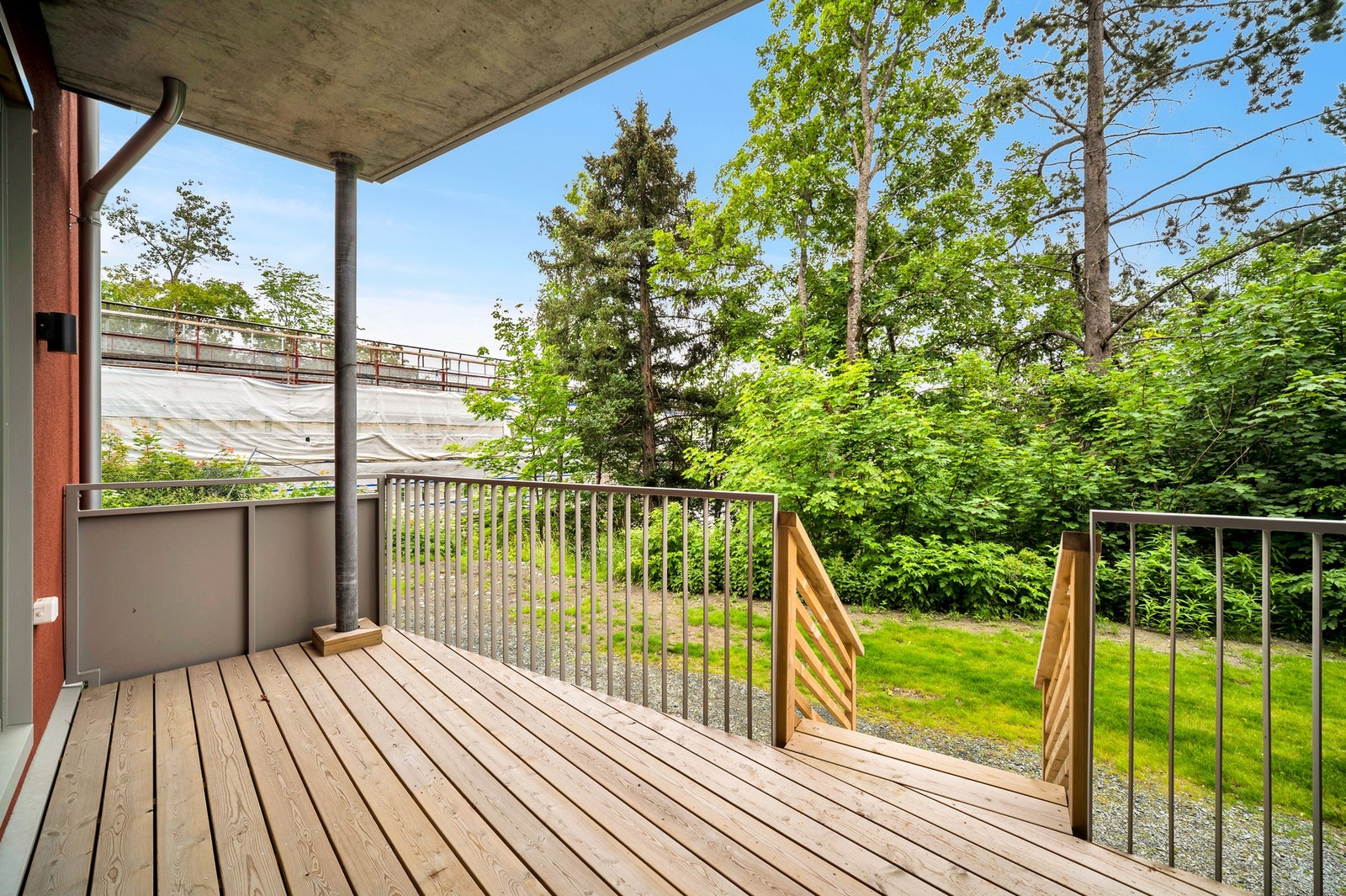 Vestvendt balkong med gode solforhold og plass til hyggelig sittegruppe. Galleribilde