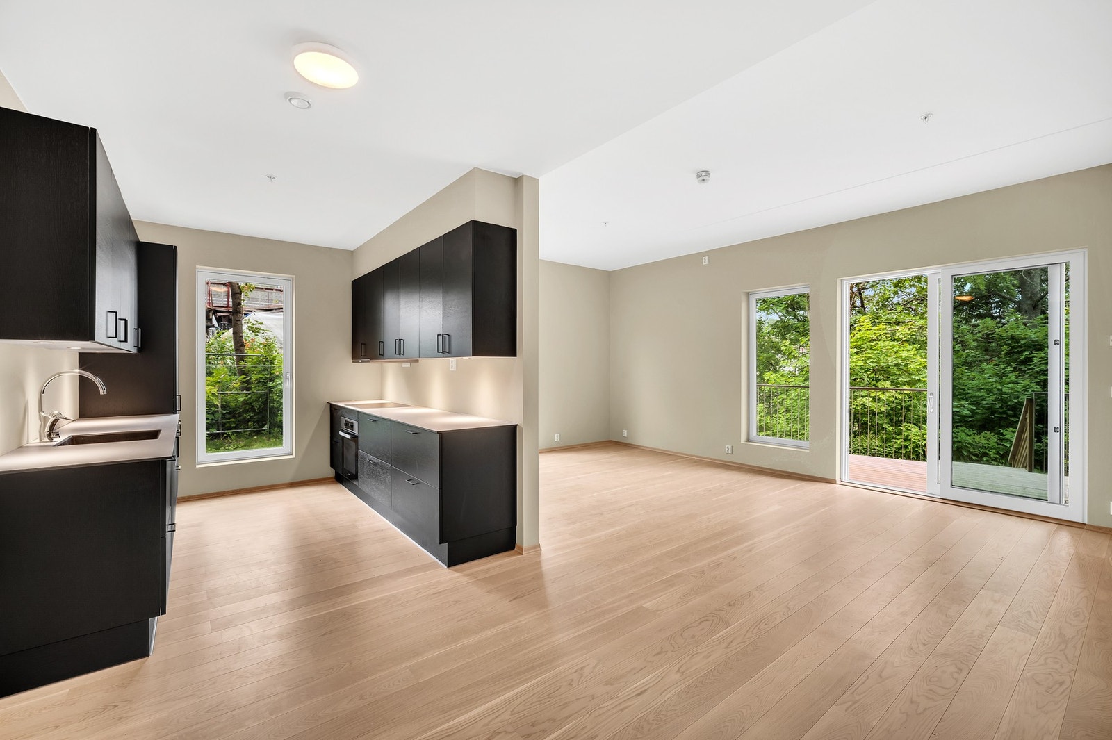 Boligen er oppført i 2022, og består av tidsriktige og fine materialvalg. Galleribilde