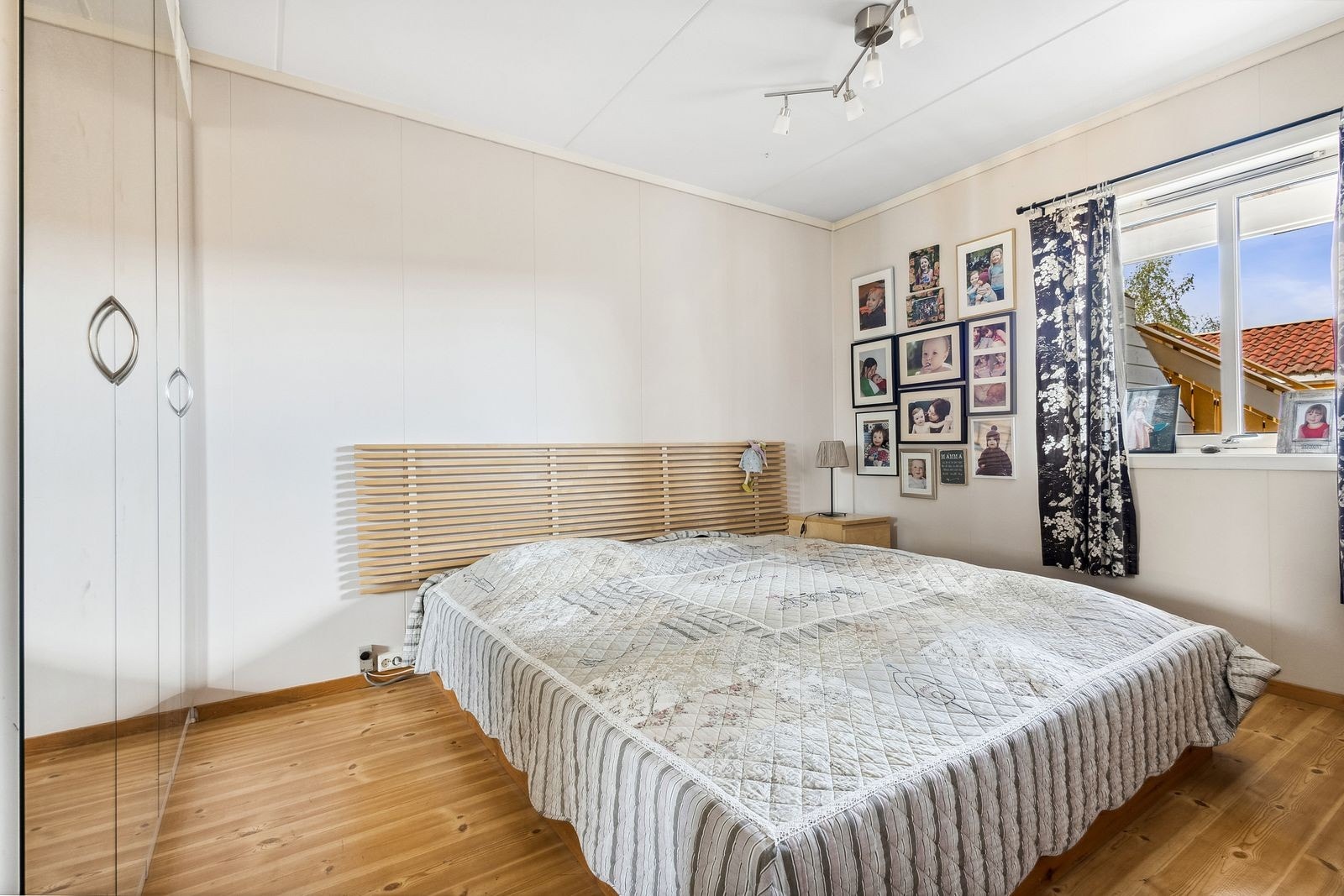 Stort hovedsoverom med godt med garderobeplass. Galleribilde