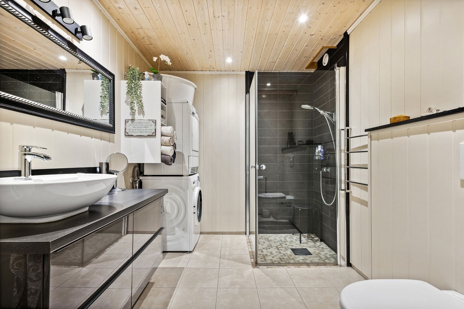 Romslig bad med dusj, servant, wc og vaskesøyle Galleribilde