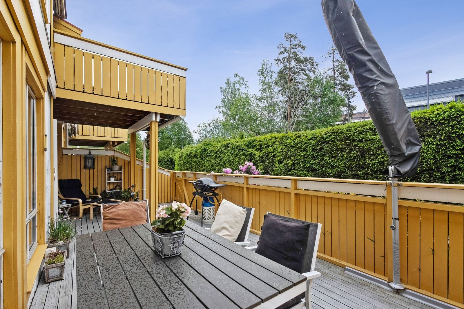 Flott, solrik uteplass. Galleribilde