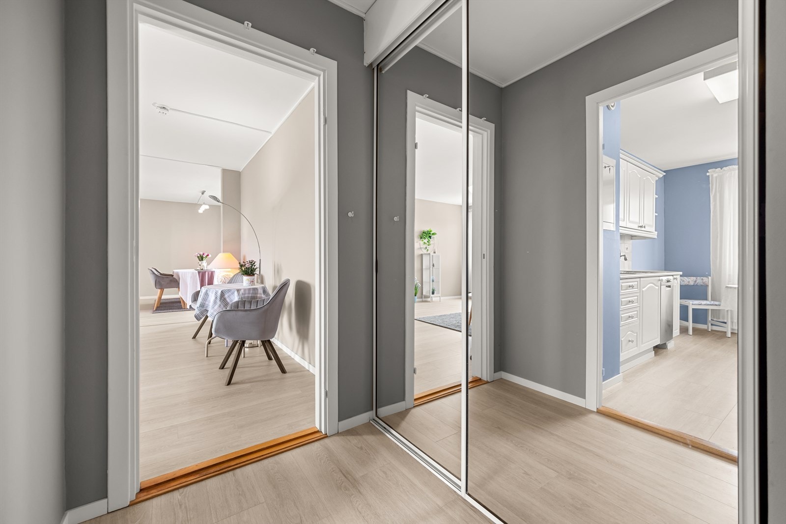 Her er det montert skyvedørsgarderobe med god plass til å hensette sko og yttertøy Galleribilde